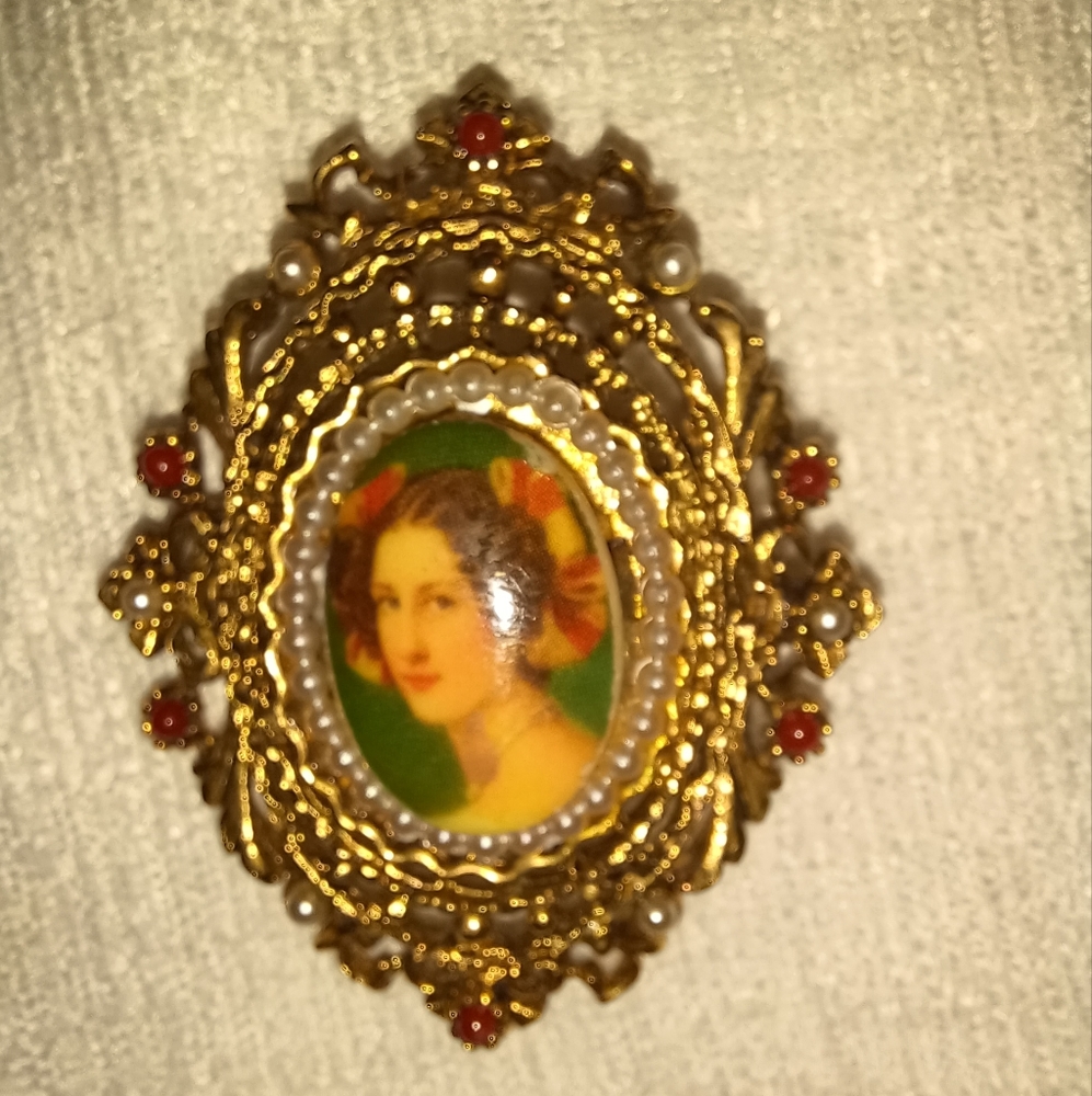 Vintage ART brooch